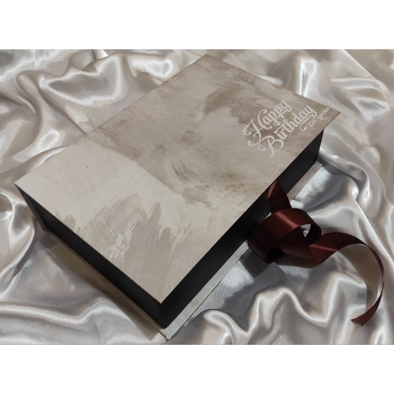 

Box Thday / Box Ulang Tahun / Box Hampers Ukuran P : 26Cm L : 17Cm T : 7Cm