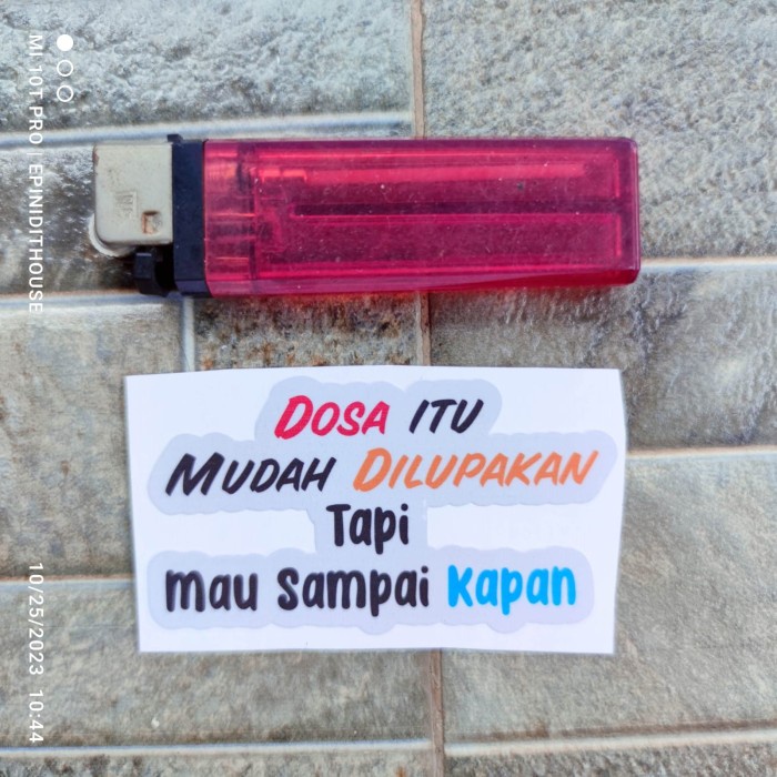 

Terlaris - Stiker Kata Dosa Mudah Dilupakan Humor Lucu Viral Meme Vinyl Kalimat