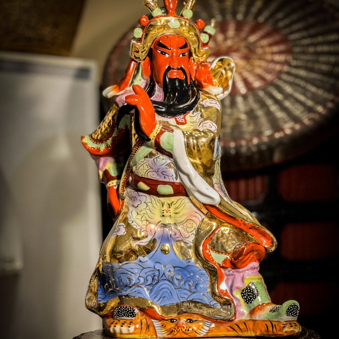 Patung Keramik Dewa Kwan Kong 40 Cm ( cacat ) vintage antik