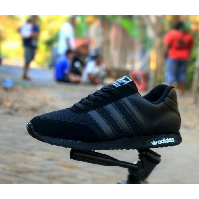 Sepatu Sekolah Adidas Hitam Polos Cowok Cewek