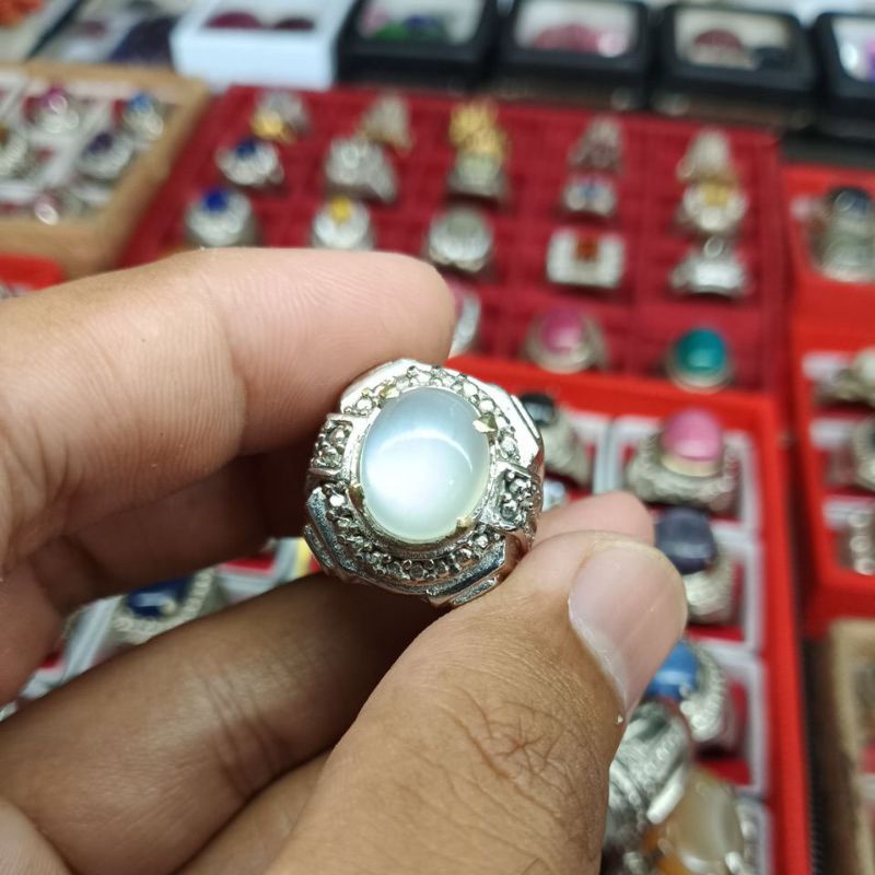cincin batu biduri bulan