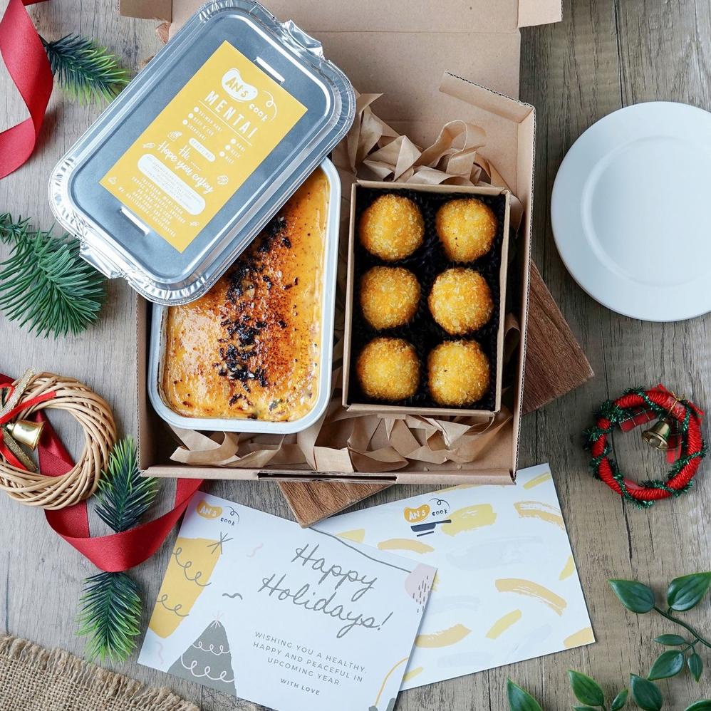 

Terlaris Hampers Christmas / Hamper New Year / Parcel Natal / Parsel Tahun Baru isi salmon mentai & Bitterballen Jamur Smoked Beef Cheese Truffle ala Bruule / Brulee Bomb Murah