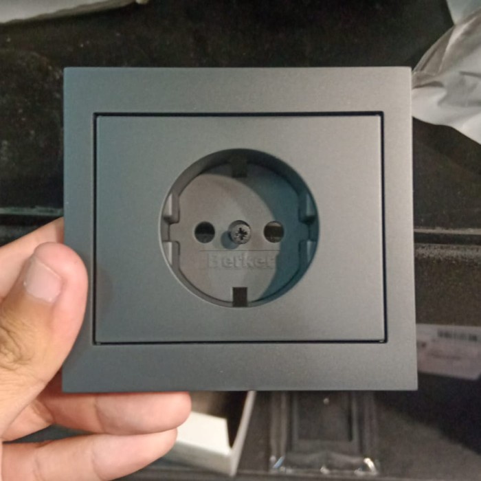 [New] Stopkontak K1 Hitam Berker Terbatas