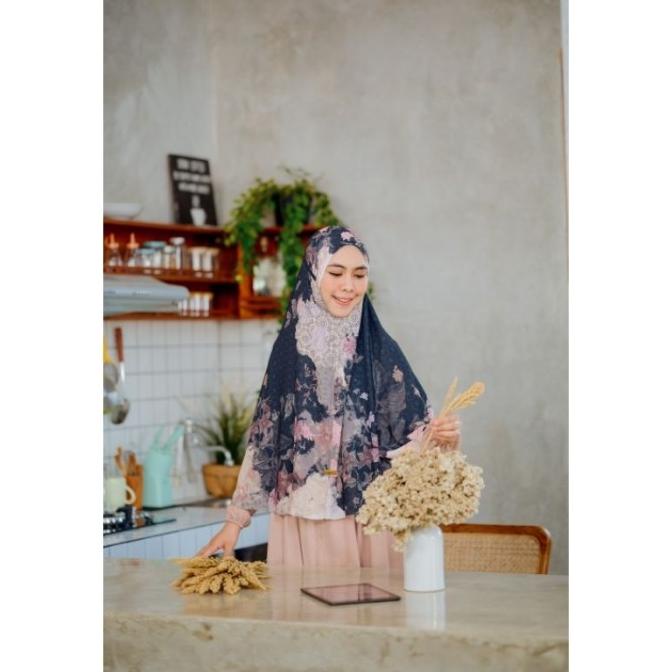 Terbaik Instan Khimar Ruhai In Black Merajut Kisah Oki Setiana Dewi Hijab Pengiriman Cepat