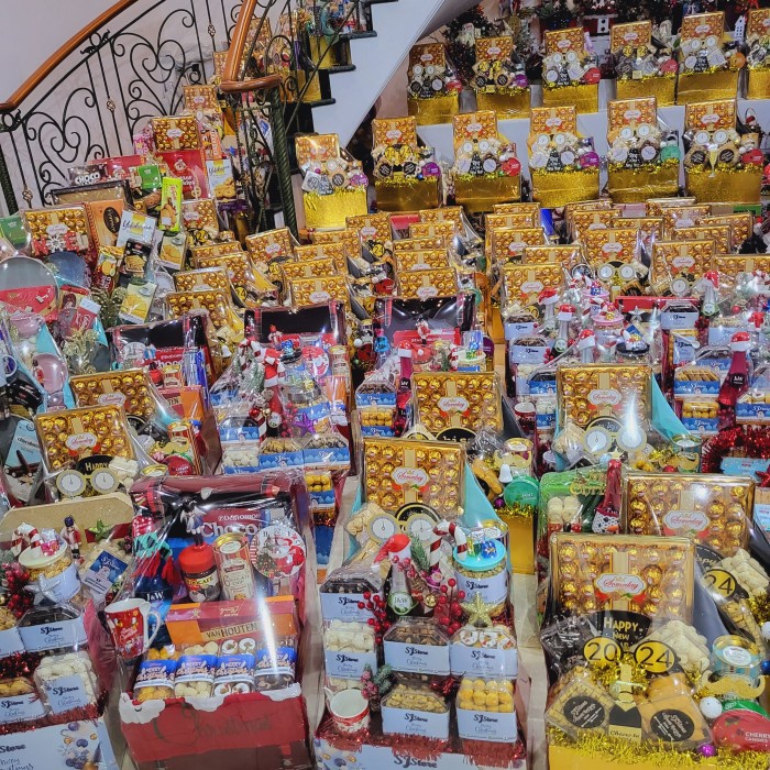 

Buruan serbu] Paket Dekorasi Hampers Tahun Baru New Year Parcel Kue Kering 001