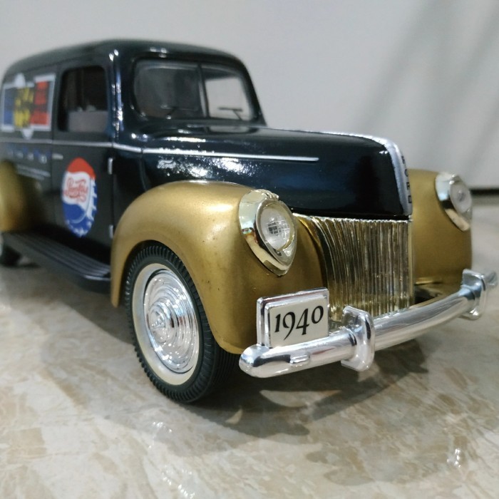 [Original] Diecast 1:18 Ford Delivery Van Golden Wheel No Hotwheels Coin Bank Terbaru