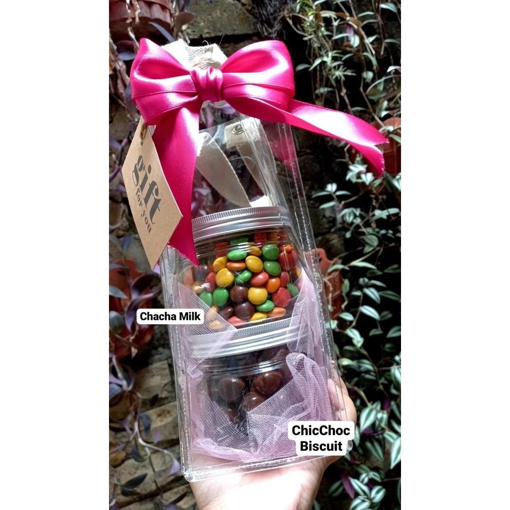 

CNY Coklat Gift/Paket Coklat/Hampers Isoman/Kado ultah/Hadiah Wisuda/Hantaran untuk yang sakit/Hadiah anak/Kado Kejutan/Hadiah Anniversary/Parcel Coklat/Hadiah Natal/Hadiah Tahun Baru/Surprise gift/Hampers Ramadhan/Parcel Lebaran/ Isi 2 toples ukuran