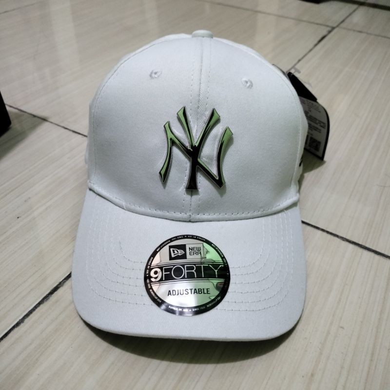 Topi New Era MLB NY putih gesper silver