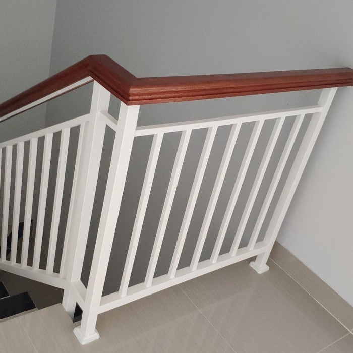 Balkon Rumah/Ralling Tangga Pegangan Kayu