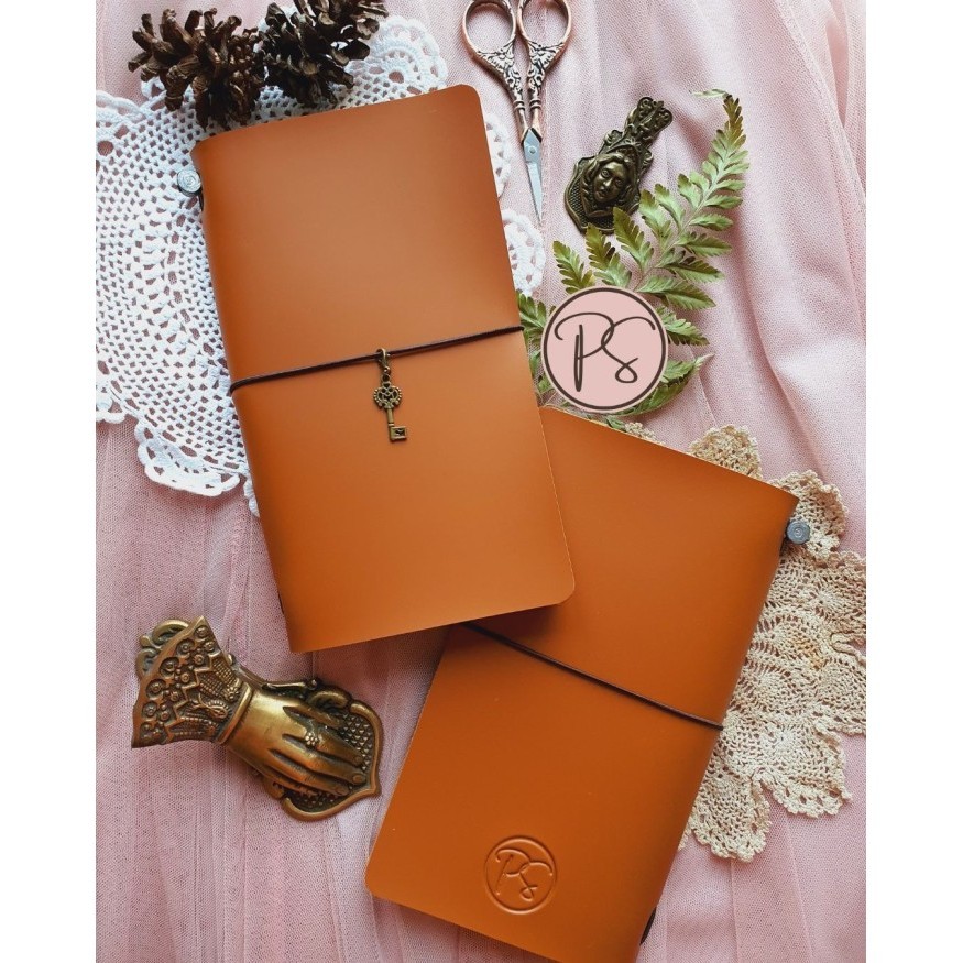 

Jualan [Project Sundays] Journals - Premium Vegan Travelers Notebook Regular Terlaris