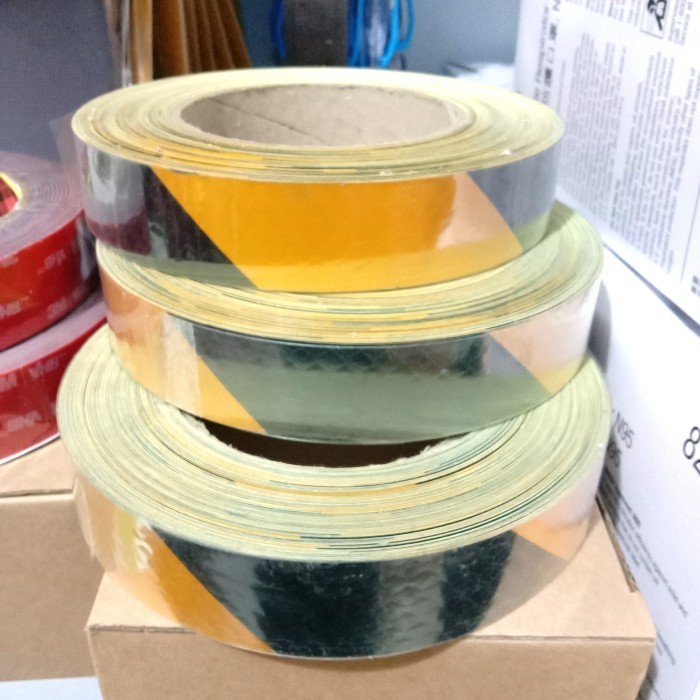 

STIKER REFLEKTIVE Kuning Hitam / STICKER TAPE 2,5 CM X 45 METER