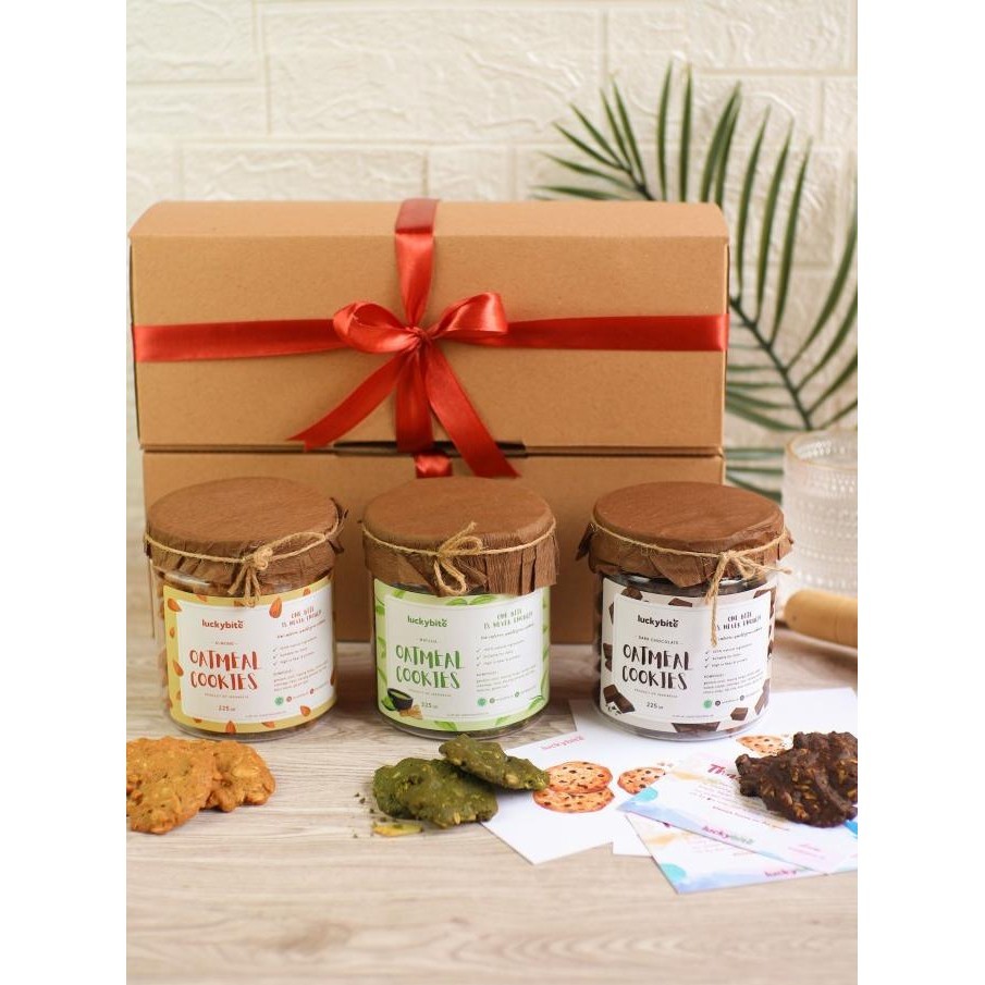 

Hampers / Gift Box / Kado - Cookies 3 Jar + Greeting Card + Pita