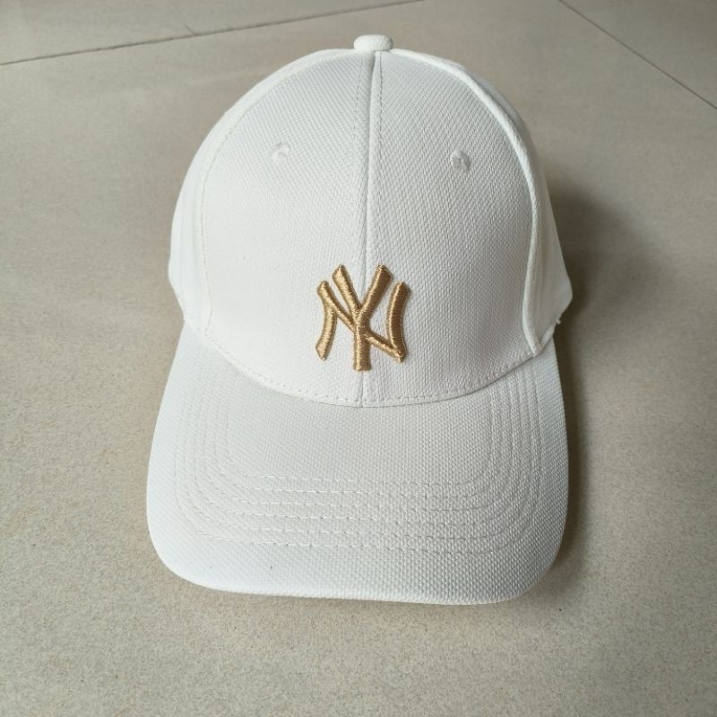 Topi NY Kanvas Putih Logo Emas