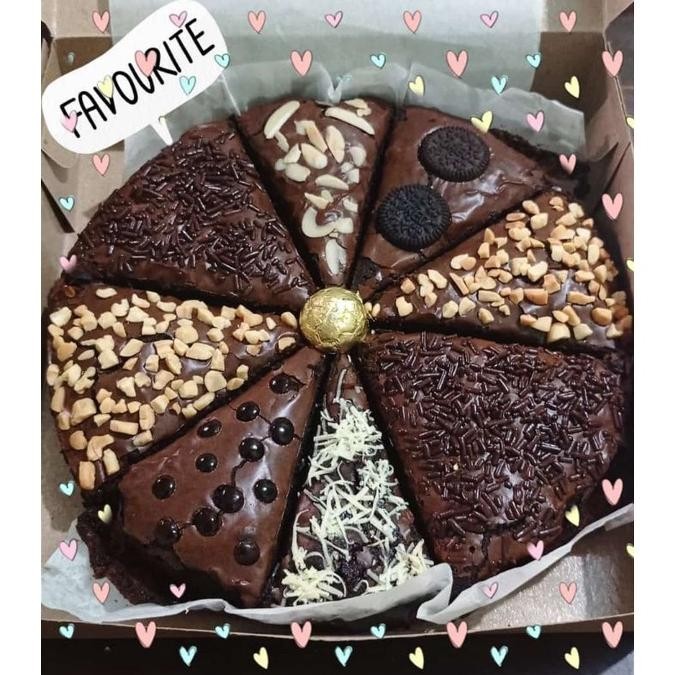 

LANGSUNG KIRIM FUDGY BROWNIES DARK COKLAT MODEL PIZZA, DIAMETER 20CM