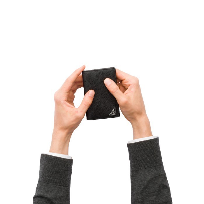 

BARANG TERLARIS Prada Saffiano Card Holder Triangle Enamel Logo Black