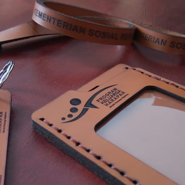 

BARANG TERLARIS Custom Id Card Holder Handmade Grosir