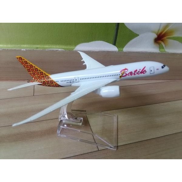 MINIATUR PESAWAT TERBANG / DIECAST PESAWAT BATIK AIR / PAJANGAN