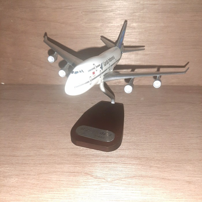 MINIATUR PESAWAT GARUDA INDONESIA BOEING 747 400 1:400