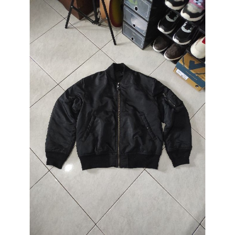 Preloved Jaket Bomber Gu Uniqlo Second Original