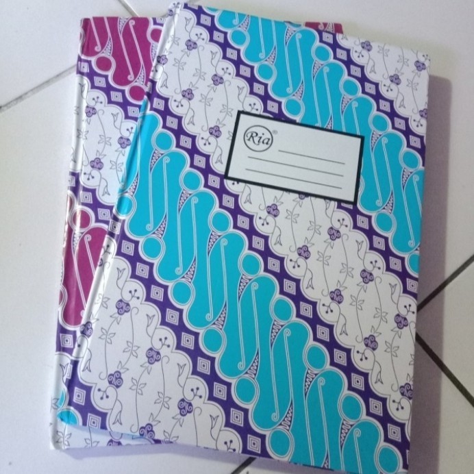 

buku folio sampul tebal RIA..isi 100.harga 1 pcs motif random - 100 lbr