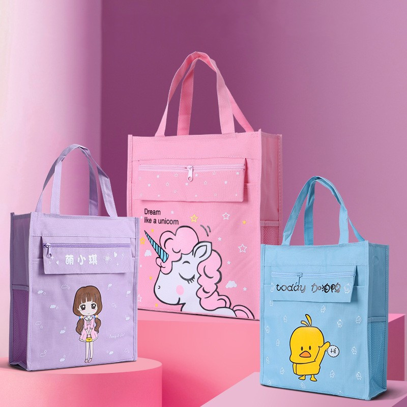 

FREE SHIPPING / READY BALI TAS KURSUS KARTUN TAS BELAJAR LUCU TAS SEKOLAH MURAH CUTE CANVAS TOTE BAG MOTIF TAS LES BUKU ANAK TAS SELEMPANG MULTI FUNGSI NOTEBOOK WATERPROOF STATIONERY BAG DOCUMENT BAG ZIPPER ORGANIZER BAG SOUVENIR HADIAH TAS LES ANAK-ANAK