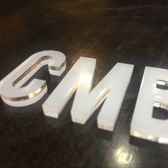 Huruf Timbul / Huruf Akrilik 2 Warna Tinggi 15 Cm Tebal 10 Mm