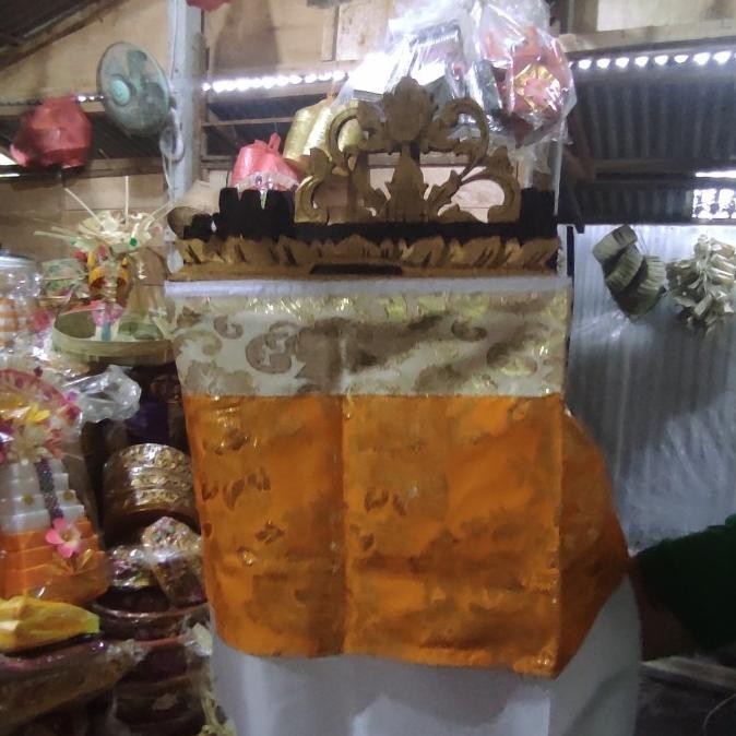 

Plangkiran Ukir Dari Kayu Dengan Wastra Sanggah