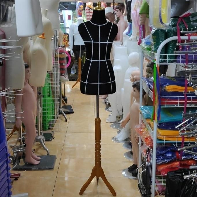 PATUNG MANEKIN DM POLA WANITA HITAM, TUTUP EMAS + KAKI KAYU (1 SET)