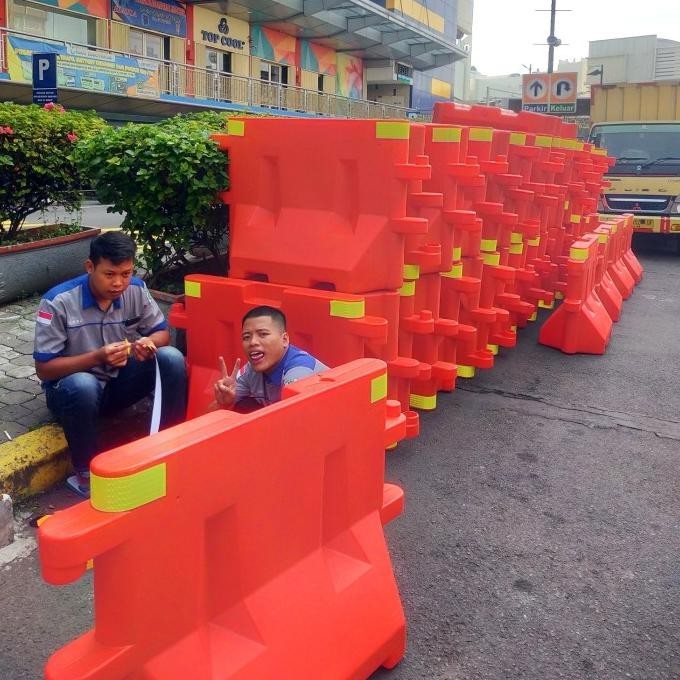 

Terlaris Road Barier Merk Viva / Pembatas Jalan Merk Viva Kualitas Premium