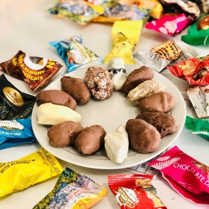 

Kurma-Cokelat With Almond 500 Gram