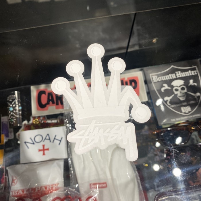 

STUSSY - CROWN STICKER WHITE K01
