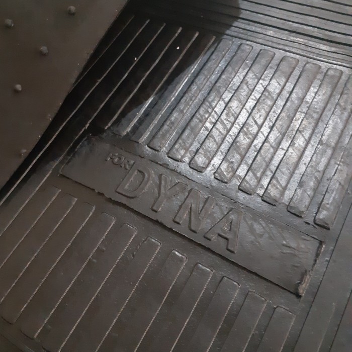 Karpet Karet Truk Dyna Depan