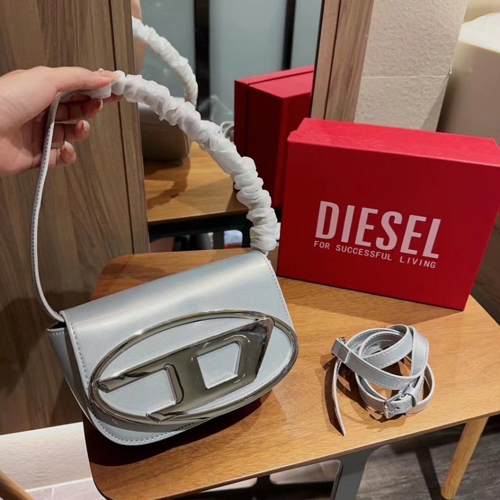 

Tas Wanita Diesel Tas Jingle Gaya Baru Tas Kurir Bahu Portabel Kulit Asli Tas Kurir Bahu Portabel Set Lengkap Kemasan Kotak Hadiah DI999999-0228