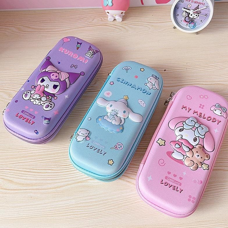 

SANRIO Pensil Case 3D Timbul EVA Kotak Pensil 3D Anak Sekolah Tempat Pensil 3D Timbul Cinnamoroll Kurumi Melody Pochacco Purin