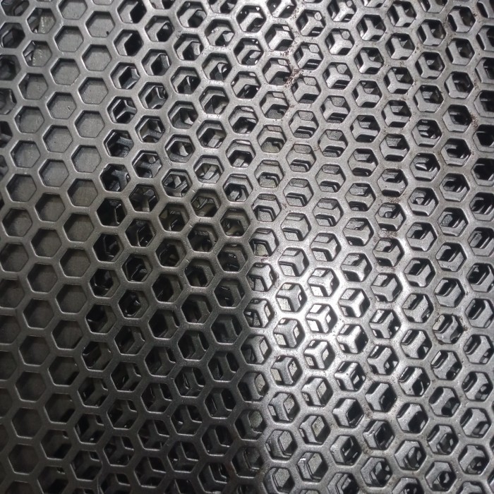 PLAT RAM GRIL HEXAGONAL 50 CM X 50 CM PLAT RAM SPEAKER BESI TEBAL 0,8