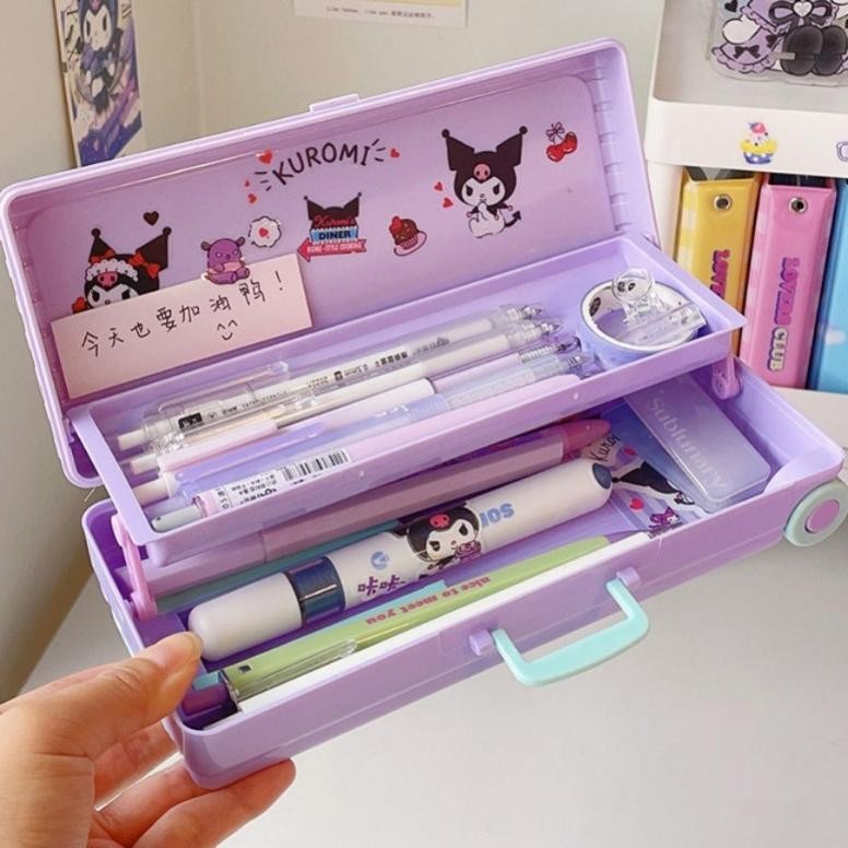 

ORIGINAL Penjual LokalKotak Troli Lucu Kotak Pensil Kuromi Cinnamoroll Pochacco Kotak Alat Tulis Dua Lapis Koper Kreativitas Kapasitas Besar Pemodelan Kotak Pena Siswa Portabel(Free Sanrio Sticker) fj-44