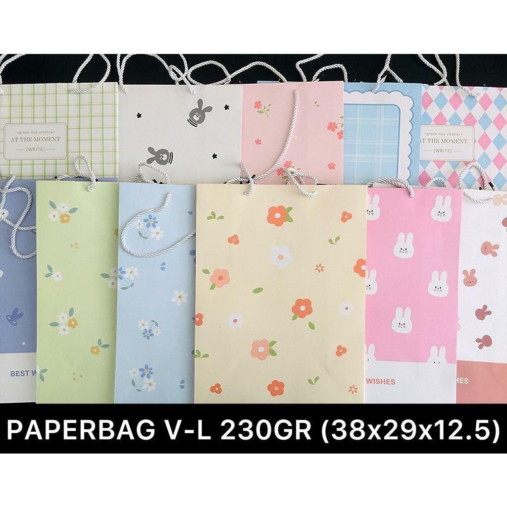 

Miliki Segera Bag Vertikal 230 Gr / Tas Kado Karton Premium Dengan Tali Nilon Ukuran L (38*29*12,5