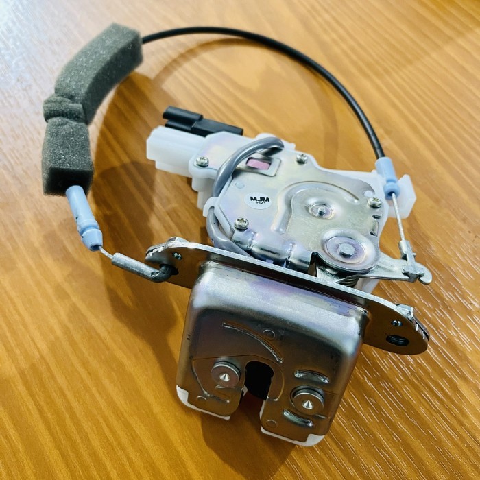 Doorlock bagasi belakang toyota calya sigra