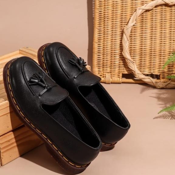 Sepatu Tassel Loafers Wanita Pria Sepatu Sepatu Slip Tassel Docmart