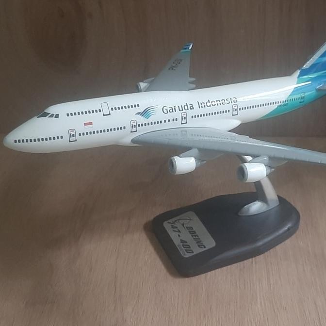 miniatur pesawat B.747.400 Garuda Indonesia scala 1:200 (34 cm)