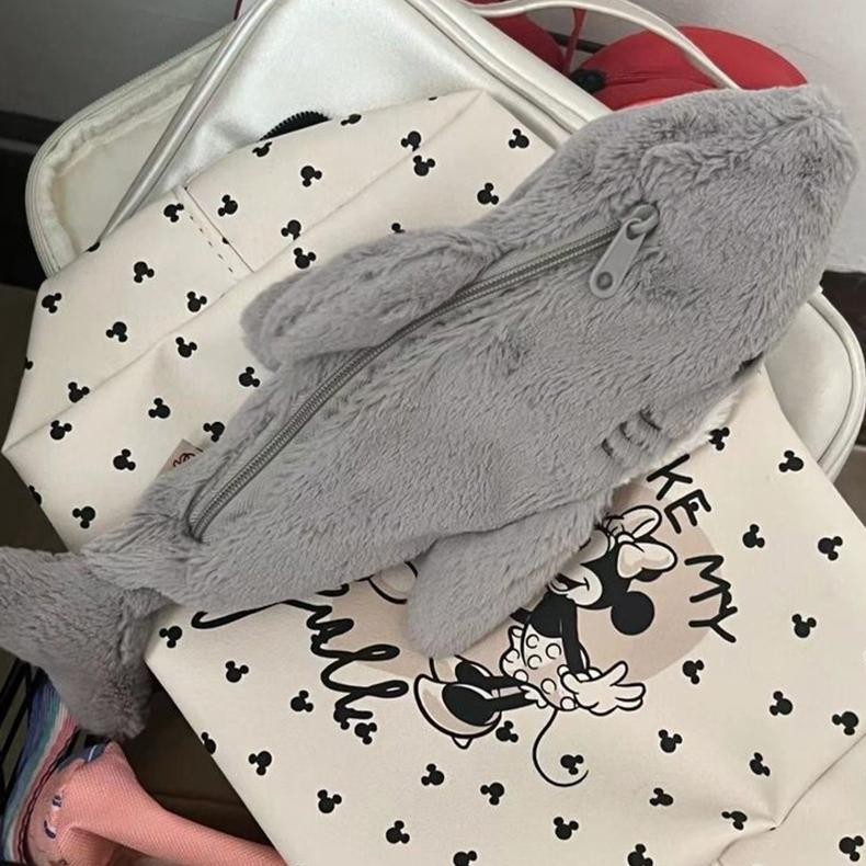 

io-98 Pinkbubbly.ReadyMale and female student stationery, small shark doll, pencil case, cartoon large capacity storage bag Viral