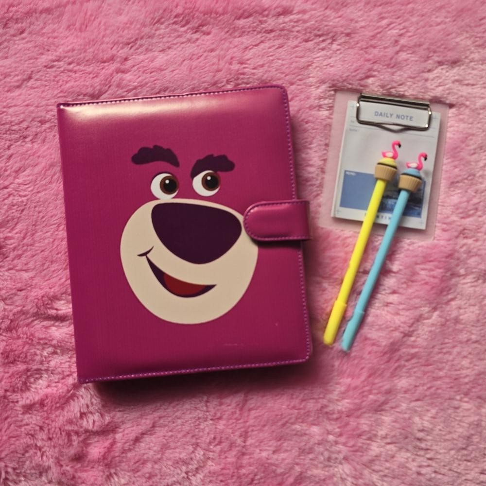 

Binder Motif Lotso Ukuran A5 20ring Dan B5 26ring Bahan Kulit Sintetis Binder Aesthetic