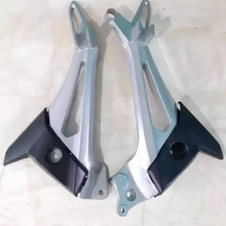 Footstep Dudukan step Belakang Revo lama dan Supra x 125 new set kanan dan kiri dengan cakram rem ti