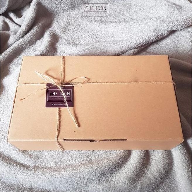 

SURPRISE BUNDLE Buket Mawar Palsu & Coklat Cadbury Kado untuk Pasangan