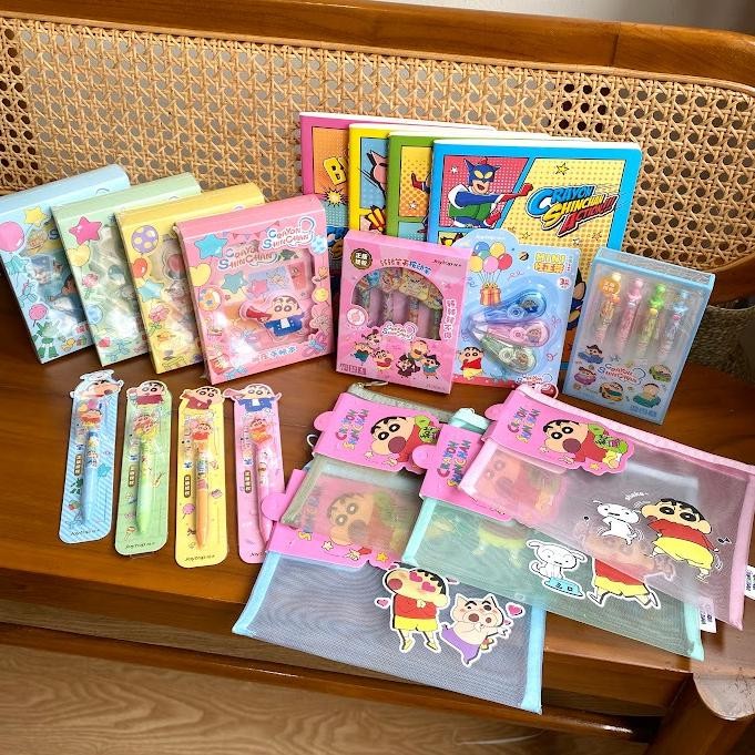 

Sinchan Alat Tulis Stationery Joytop Pulpen Buku Binder Notebook Correction Tape Tipex Pouch Karakter Buri Buri Zaemon Kartun Lucu Unik Gift Hadiah Kado DiM