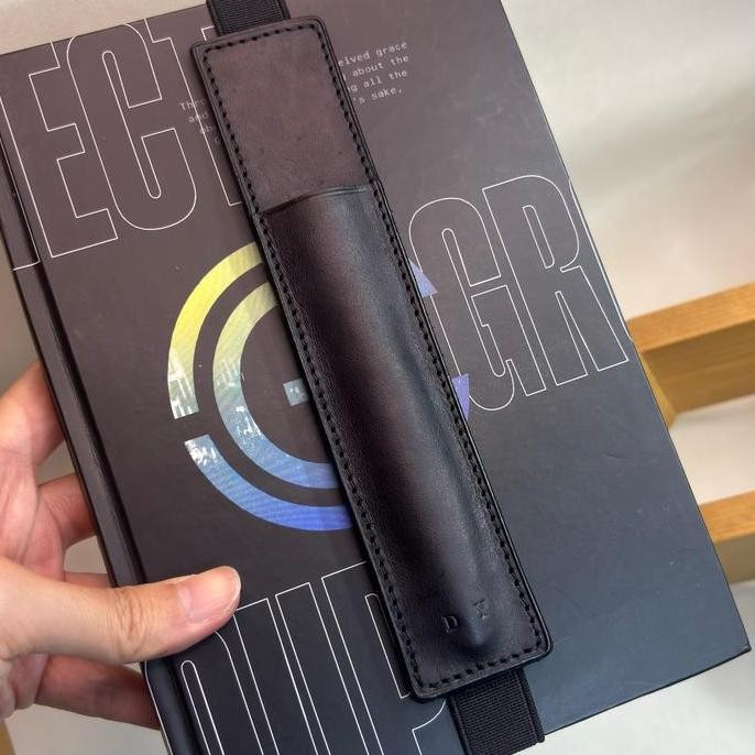 

Pen Holder Belt Leather Sleeve Case Pencil Pouch Tempat Pensil Atau Bolpen Kulit Asli Traveler Notebook A5 | Rasa Leather Ph007-01 (For 1 Pen) New Stok