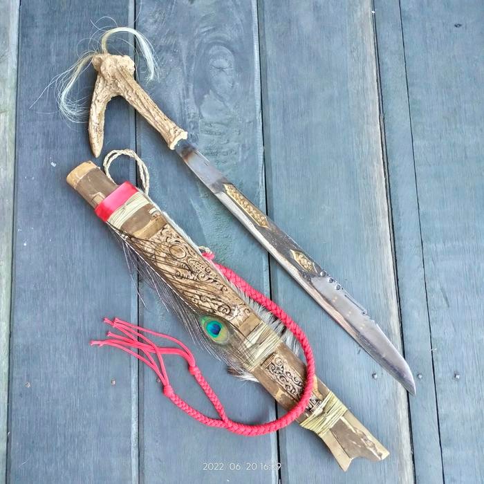 mandau motifi ukir . timbul .di balut bulu asli .khas kalimantan