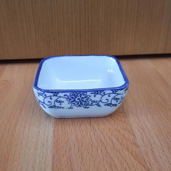 

Mangkok saos sambal keramik model kotak ukuran 8x8cm tinggi 35cm