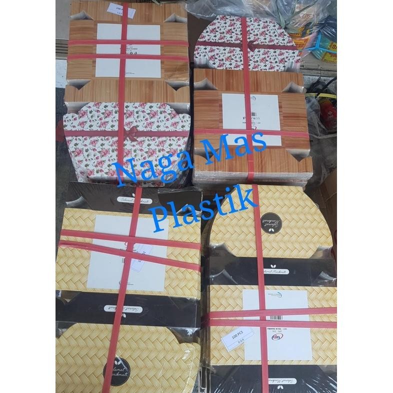 

Dus Kotak Nasi 18x18 Motif 1pak Isi 100Lbr Nugi