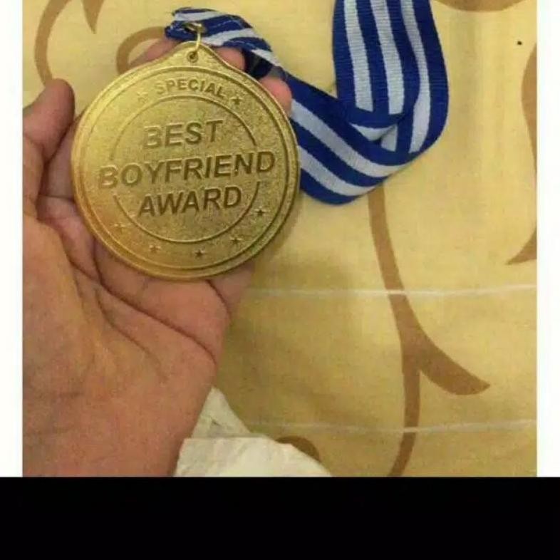 

kado box/medali logam/free pita/medali best boyfriend award/free box sesuai dengan gambar Nugi